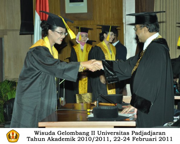 wisuda-fikom-s1-oleh-rektor-077