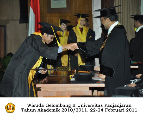 wisuda-fikom-s1-oleh-rektor-078