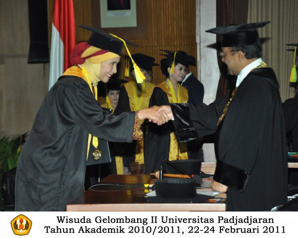 wisuda-fikom-s1-oleh-rektor-080