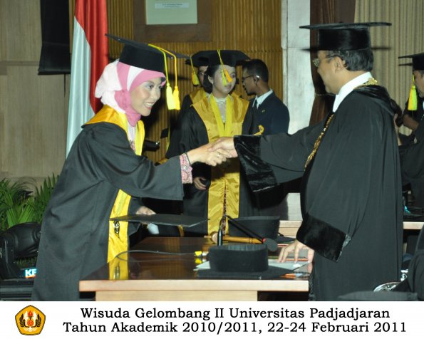 wisuda-fikom-s1-oleh-rektor-081