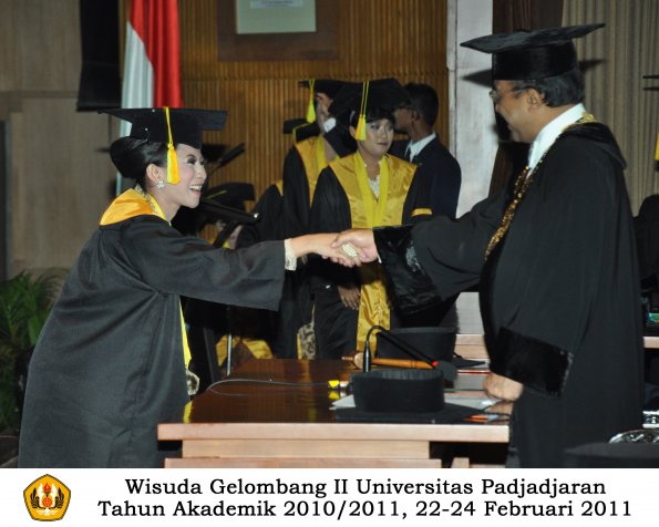 wisuda-fikom-s1-oleh-rektor-082