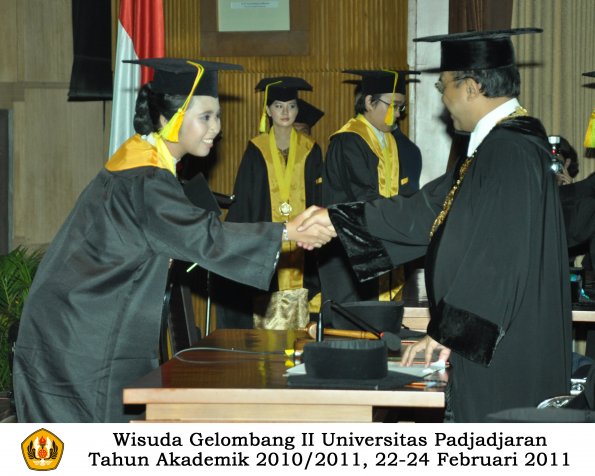 wisuda-fikom-s1-oleh-rektor-083