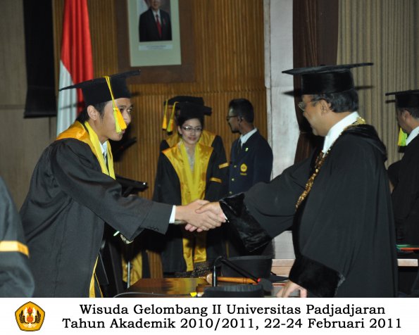 wisuda-fikom-s1-oleh-rektor-084