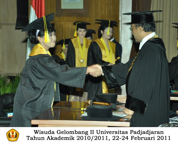 wisuda-fikom-s1-oleh-rektor-085