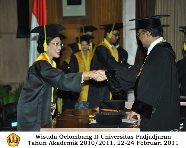 wisuda-fikom-s1-oleh-rektor-086