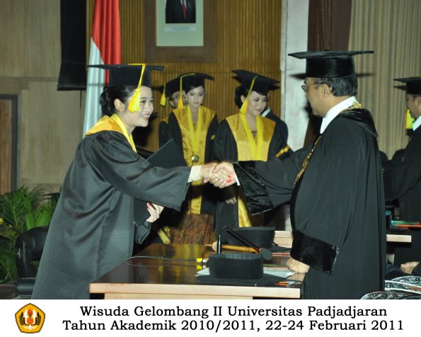 wisuda-fikom-s1-oleh-rektor-087