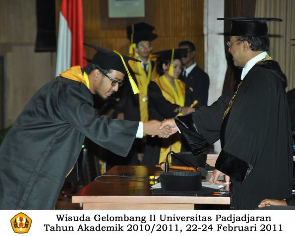 wisuda-fikom-s1-oleh-rektor-088