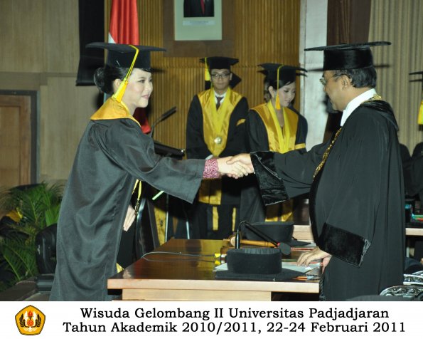 wisuda-fikom-s1-oleh-rektor-089