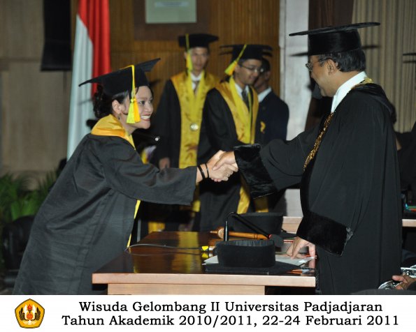 wisuda-fikom-s1-oleh-rektor-090