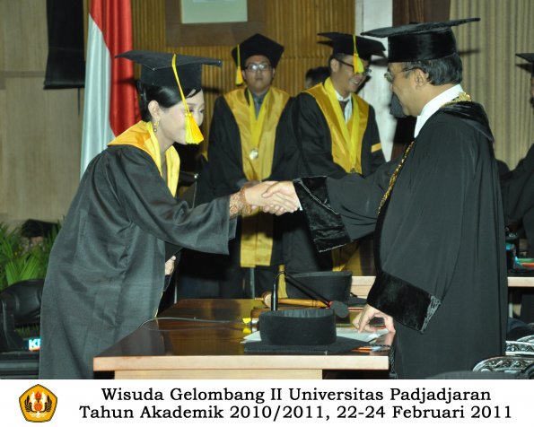 wisuda-fikom-s1-oleh-rektor-091