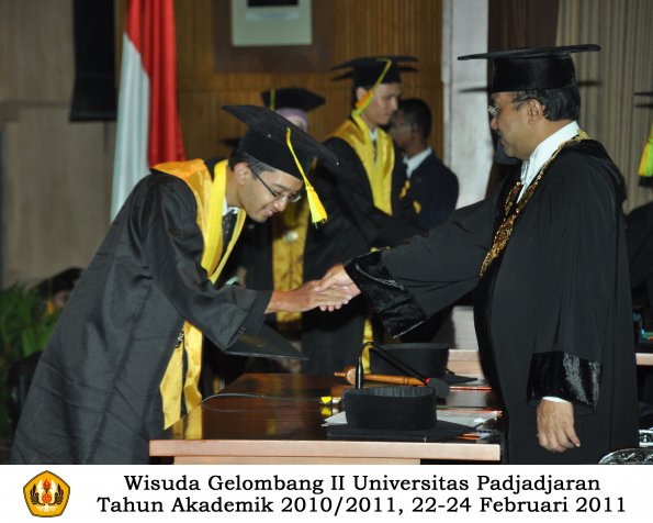 wisuda-fikom-s1-oleh-rektor-092