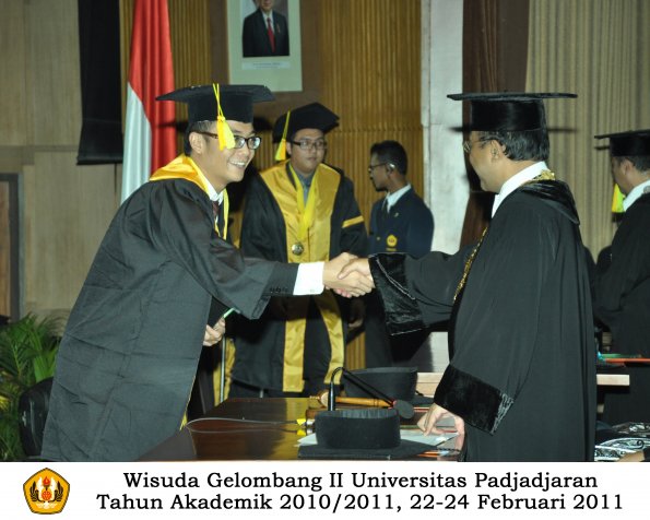 wisuda-fikom-s1-oleh-rektor-093