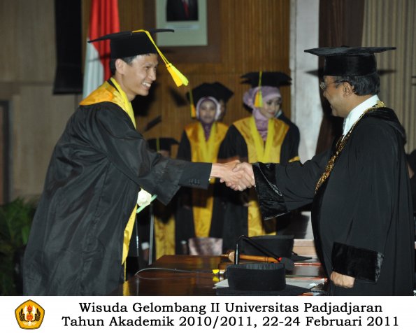 wisuda-fikom-s1-oleh-rektor-094