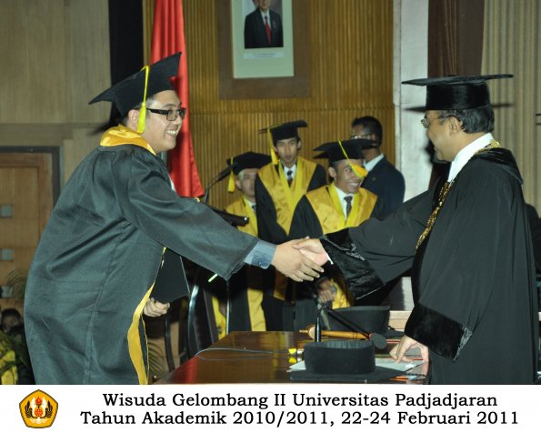 wisuda-fikom-s1-oleh-rektor-095