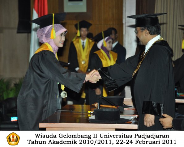 wisuda-fikom-s1-oleh-rektor-096