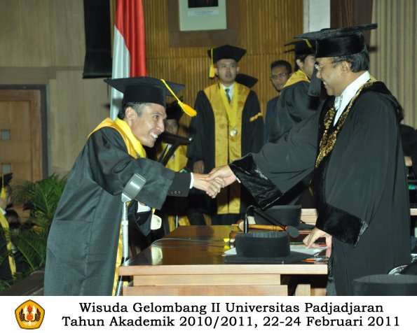 wisuda-fikom-s1-oleh-rektor-097