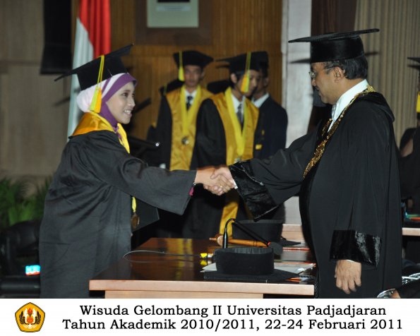 wisuda-fikom-s1-oleh-rektor-098