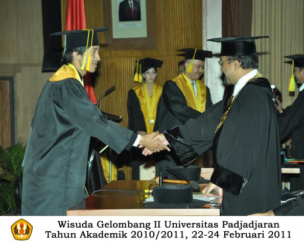 wisuda-fikom-s1-oleh-rektor-099