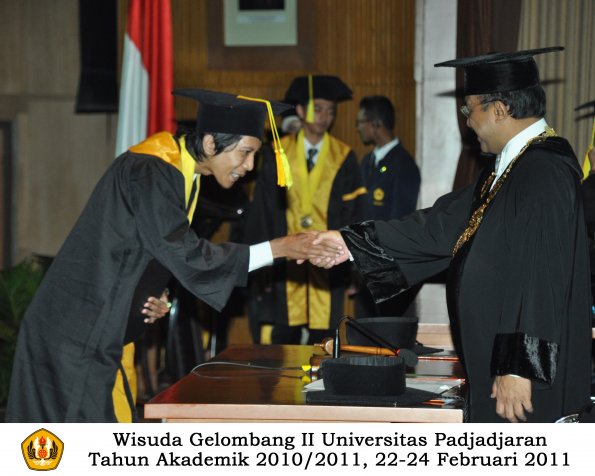 wisuda-fikom-s1-oleh-rektor-100