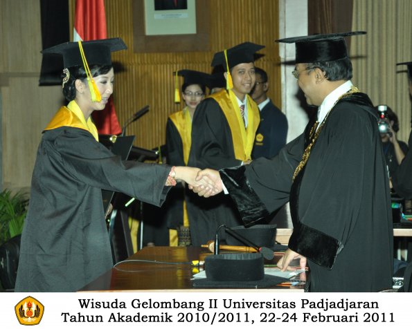 wisuda-fikom-s1-oleh-rektor-103