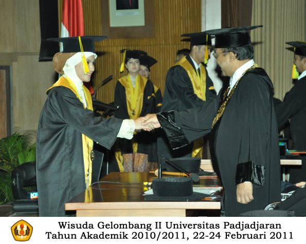 wisuda-fikom-s1-oleh-rektor-105