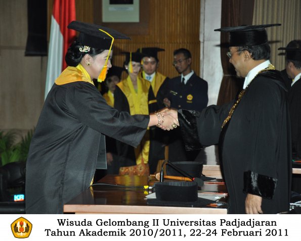 wisuda-fikom-s1-oleh-rektor-106