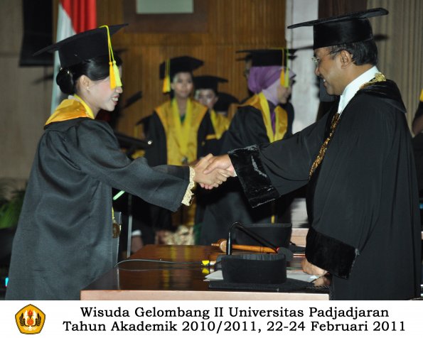 wisuda-fikom-s1-oleh-rektor-140