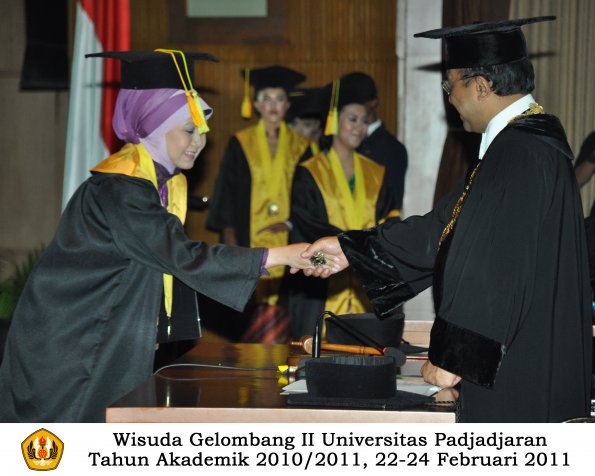 wisuda-fikom-s1-oleh-rektor-142