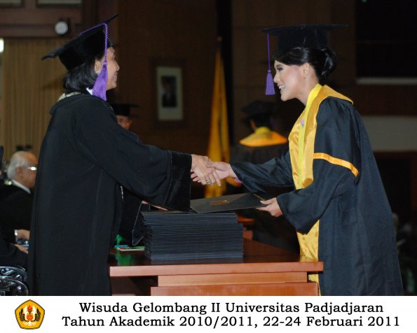 wisuda-psikologi-s2-s1-oleh-dekan-025