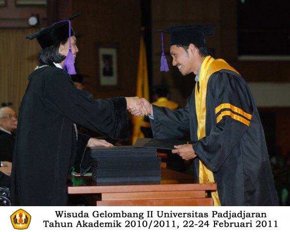 wisuda-psikologi-s2-s1-oleh-dekan-029