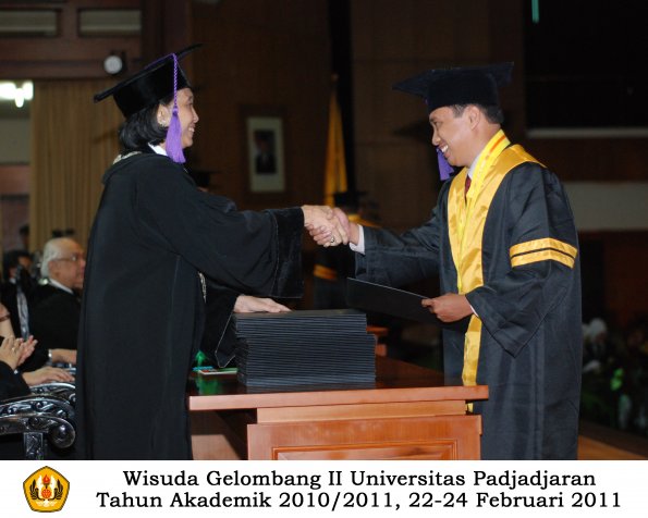 wisuda-psikologi-s2-s1-oleh-dekan-031