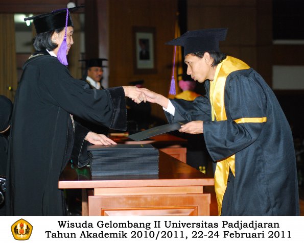 wisuda-psikologi-s2-s1-oleh-dekan-036