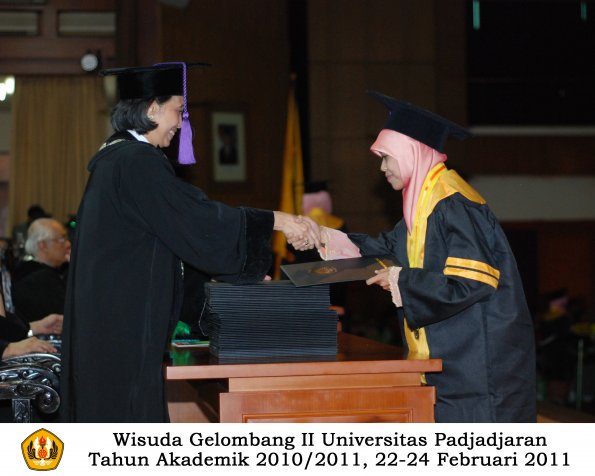 wisuda-psikologi-s2-s1-oleh-dekan-041