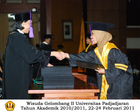 wisuda-psikologi-s2-s1-oleh-dekan-047