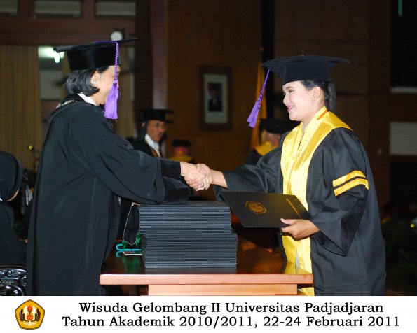 wisuda-psikologi-s2-s1-oleh-dekan-049