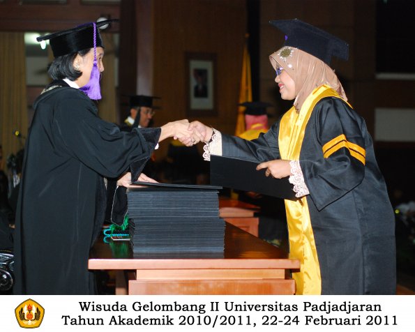 wisuda-psikologi-s2-s1-oleh-dekan-050