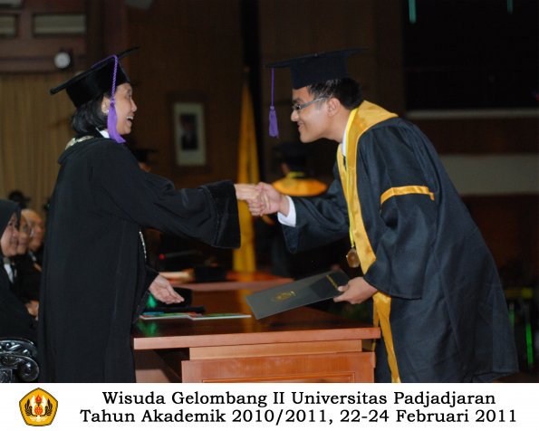 wisuda-psikologi-s2-s1-oleh-dekan-054