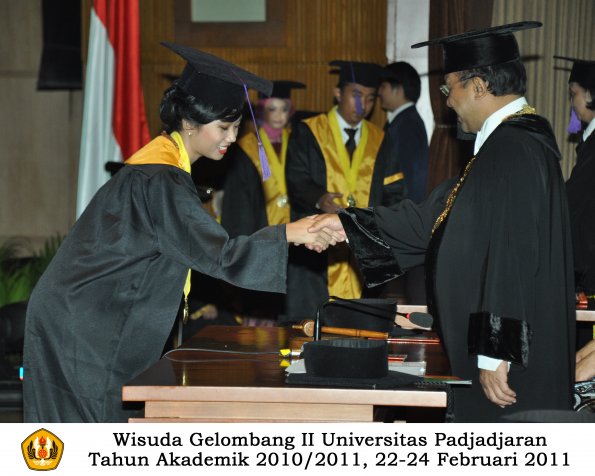 wisuda-psikologi-s2-s1-oleh-rektor-004