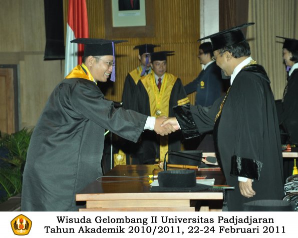 wisuda-psikologi-s2-s1-oleh-rektor-007