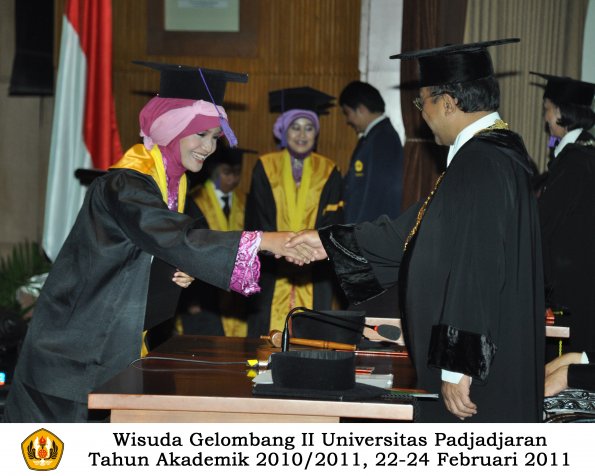 wisuda-psikologi-s2-s1-oleh-rektor-008