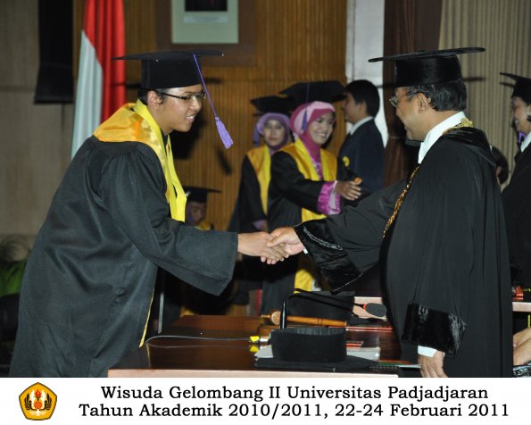 wisuda-psikologi-s2-s1-oleh-rektor-010