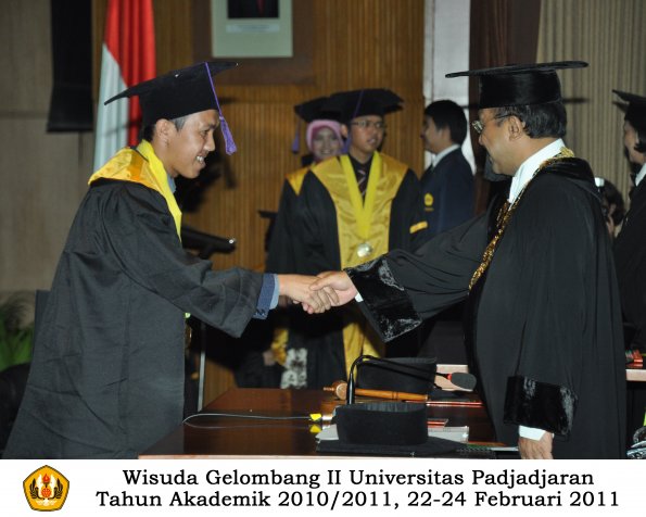 wisuda-psikologi-s2-s1-oleh-rektor-011