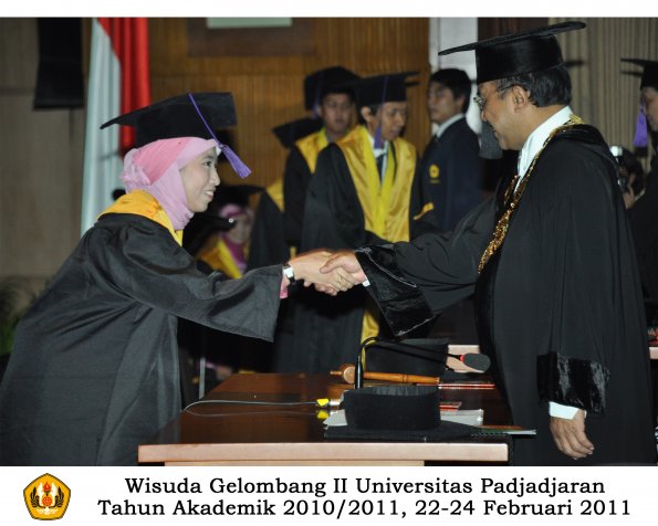 wisuda-psikologi-s2-s1-oleh-rektor-015