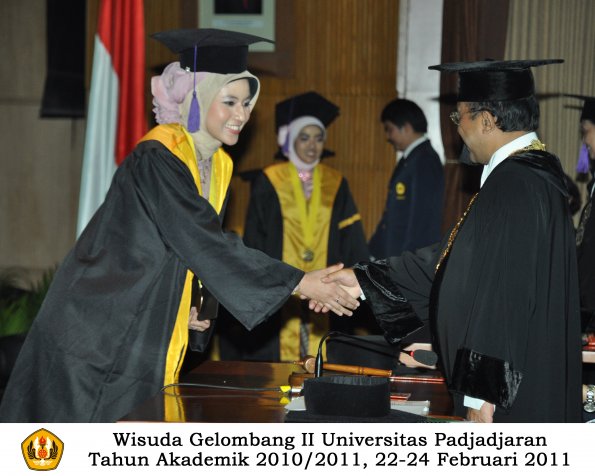 wisuda-psikologi-s2-s1-oleh-rektor-044