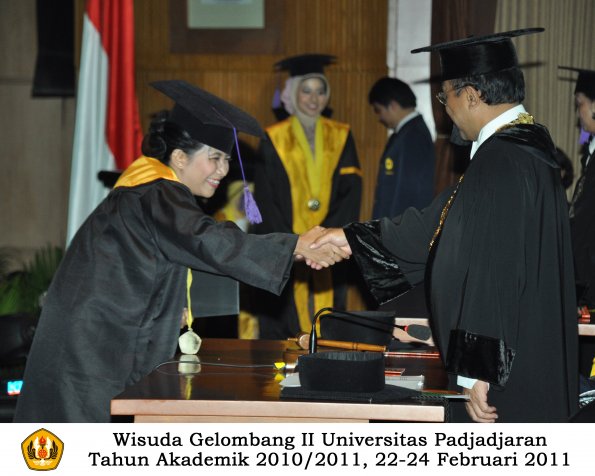 wisuda-psikologi-s2-s1-oleh-rektor-045