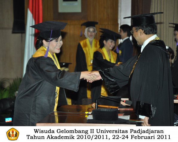 wisuda-psikologi-s2-s1-oleh-rektor-047