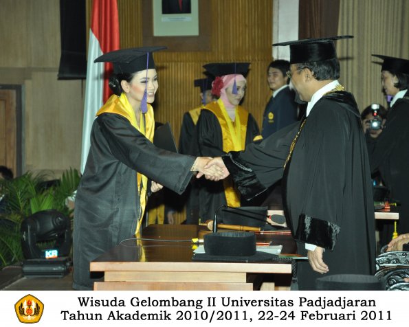 wisuda-psikologi-s2-s1-oleh-rektor-048