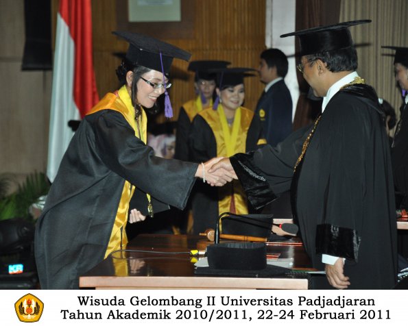 wisuda-psikologi-s2-s1-oleh-rektor-049