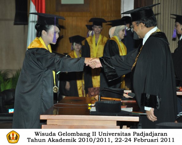 wisuda-psikologi-s2-s1-oleh-rektor-051