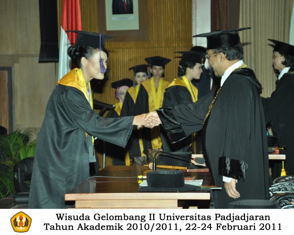 wisuda-psikologi-s2-s1-oleh-rektor-052